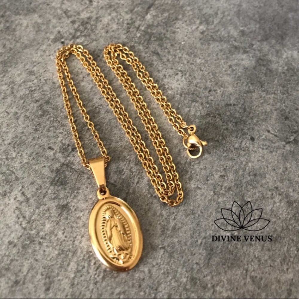 Virgin Mary Oval Pendant Necklace - Picture 6 of 8